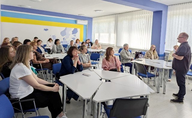 Жвавий обмін думками та щира зацікавленість учасників під час лекцій професора Девіда Лівінгстона